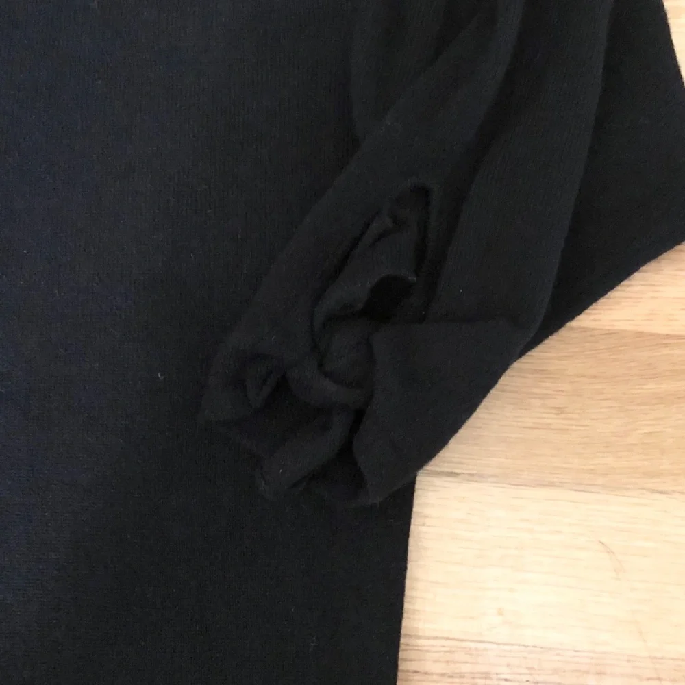 Hemisphere Black V-neck Cashmere Sweater - Picture 7 of 9